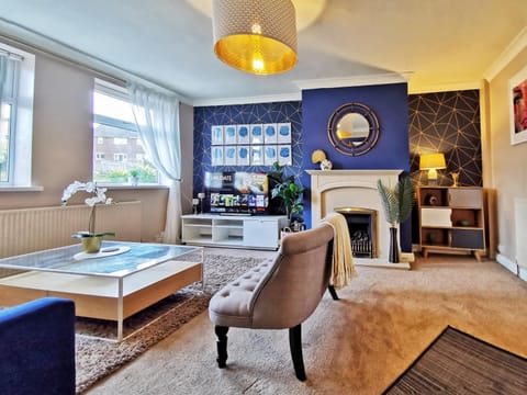 Highstone 4 Bedrooms Home 7 Beds With Parking and Garden House in Borough of Barnsley