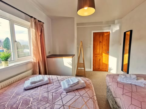 Highstone 4 Bedrooms Home 7 Beds With Parking and Garden House in Borough of Barnsley