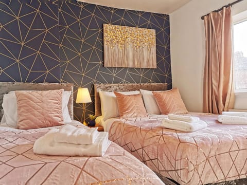 Highstone 4 Bedrooms Home 7 Beds With Parking and Garden House in Borough of Barnsley