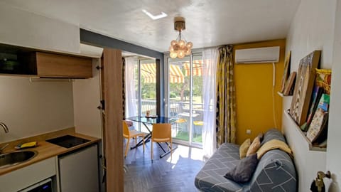 Kitchen or kitchenette, Living room