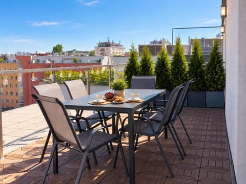 Patio, Day, View (from property/room), Balcony/Terrace, Food and drinks, Seating area, Dining area, Food