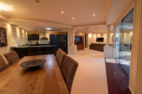 TV and multimedia, Kitchen or kitchenette, Living room, Seating area, minibar