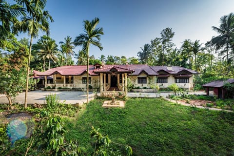 Property building, Facade/entrance, Spring, Day, Natural landscape, Garden, Bathroom, Living room, Food and drinks, Bedroom, Garden view, Pool view, Breakfast, Lunch, Dinner, Parking