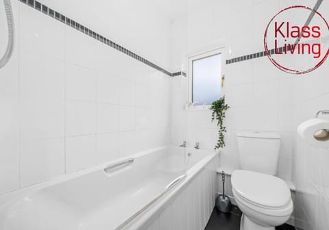 Shower, Toilet, Bathroom, Decorative detail, Guests, group of guests, Family