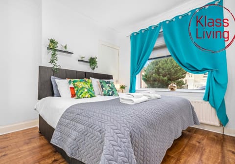 Bed, Decorative detail, Bedroom, Guests, group of guests, cot, Family