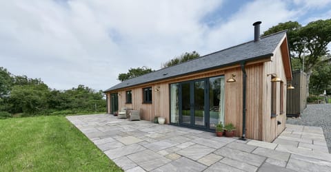 Property building, Patio, Facade/entrance, Garden