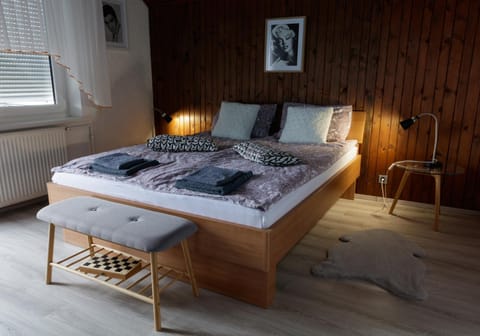 Bed, Bedroom, towels