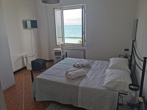 Bed, Sea view