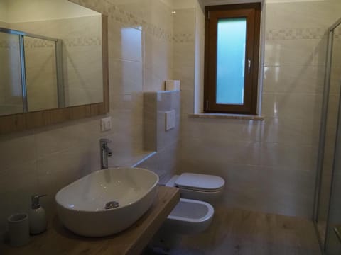 Shower, Toilet, Bathroom, bidet, towels