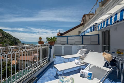 Property building, Patio, Day, Natural landscape, View (from property/room), Balcony/Terrace, Seating area, Dining area, Mountain view, sunbed