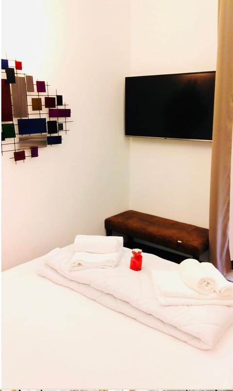 Bed, TV and multimedia, Photo of the whole room, Bedroom