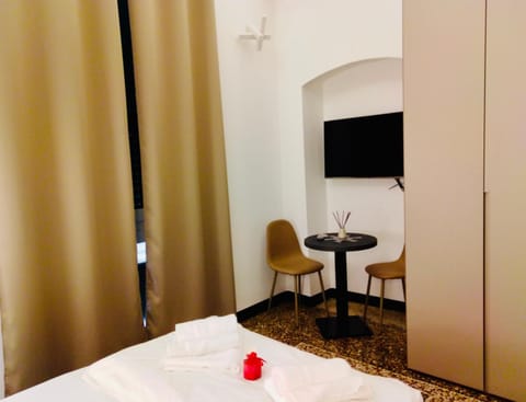 Communal lounge/ TV room, Bed, TV and multimedia, Photo of the whole room, Evening entertainment, Bedroom, hair dresser