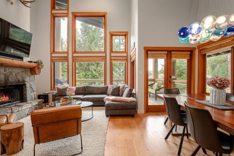 TV and multimedia, Living room, Seating area, Dining area, Evening entertainment, fireplace