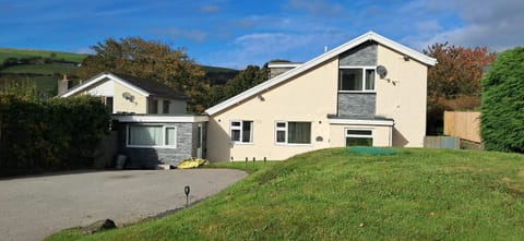 Property building, Spring, Day, Neighbourhood, Garden, Garden view, Street view