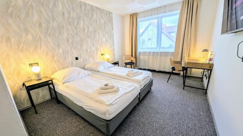 Bed, TV and multimedia, Photo of the whole room, towels