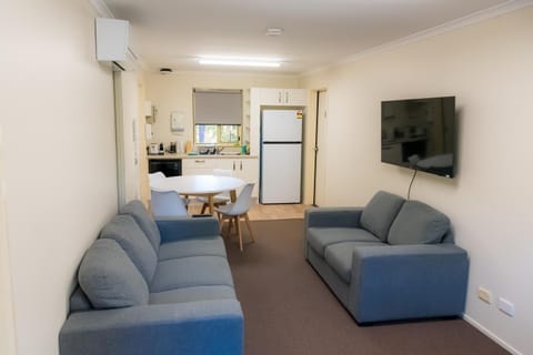 Communal lounge/ TV room, TV and multimedia, Kitchen or kitchenette, Living room, Seating area, Dining area, Communal kitchen, air conditioner