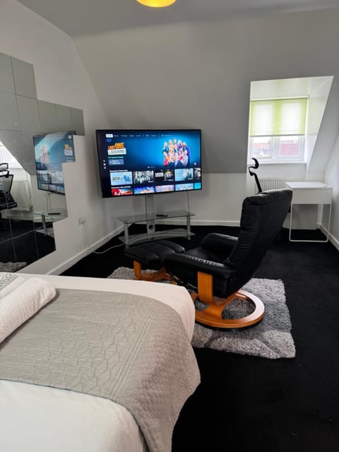 Bed, TV and multimedia, Photo of the whole room, Bedroom