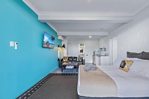 Bed, TV and multimedia, Kitchen or kitchenette, Photo of the whole room, Bedroom, towels
