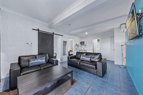 TV and multimedia, Kitchen or kitchenette, Living room, Seating area, Dining area