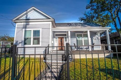 Property building, Facade/entrance, Garden