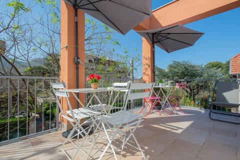 Property building, Patio, Solarium, View (from property/room), Balcony/Terrace, Mountain view, Quiet street view