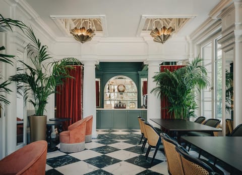 Restaurant/places to eat, Lounge or bar