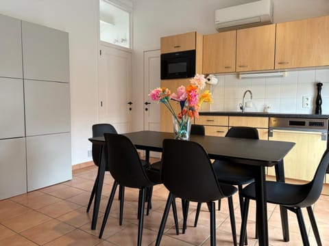 TV and multimedia, Kitchen or kitchenette, Dining area, oven, stove