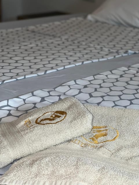 Bed, Bedroom, towels