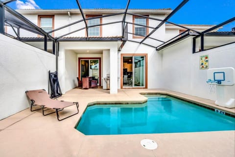 Patio, Swimming pool, sunbed