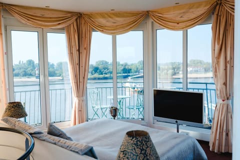View (from property/room), Photo of the whole room, Lake view, River view