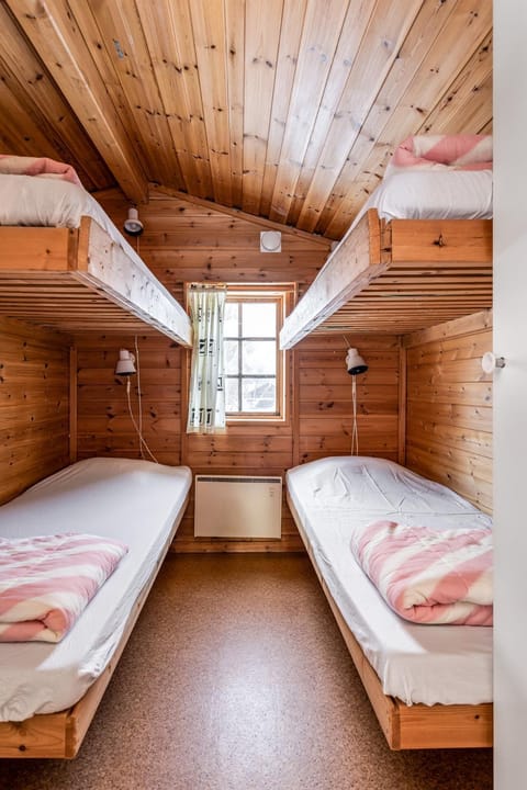 Bedroom, bunk bed