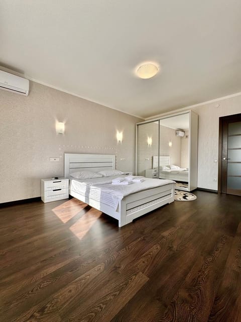 Bed, Photo of the whole room, Bedroom, wardrobe, air conditioner