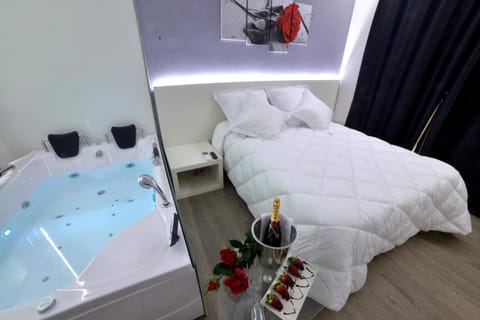 Hot Tub, Bedroom
