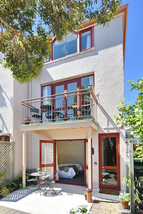 Property building, Facade/entrance, Bed, Balcony/Terrace, Seating area, Bedroom