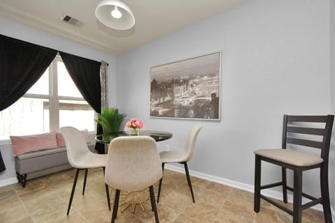 Early Green Home Sleeps 6 Yard King Suite House in Addicks