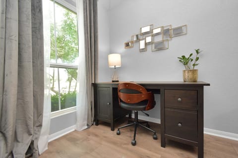 Early Green Home Sleeps 6 Yard King Suite House in Addicks