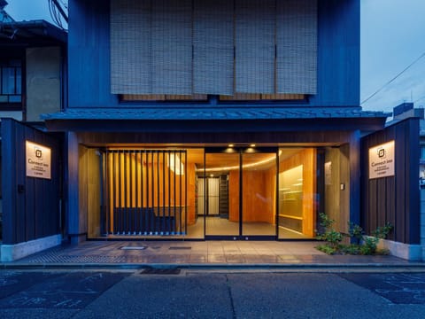 Facade/entrance