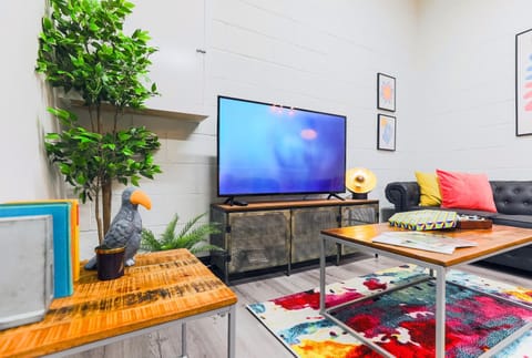 TV and multimedia, Living room, Decorative detail, Seating area, Evening entertainment, Entertainment