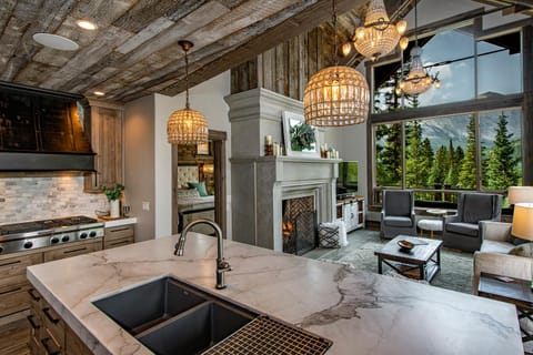 Quandary Estate Home: Luxurious, Breathtaking Views House in Blue River