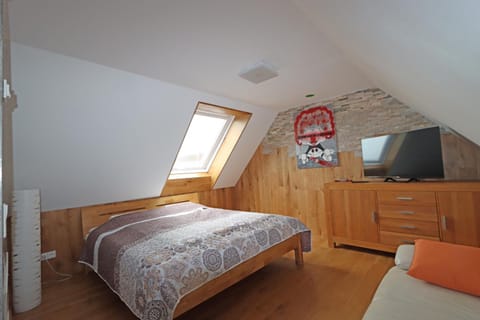 Bed, TV and multimedia, Photo of the whole room, Bedroom