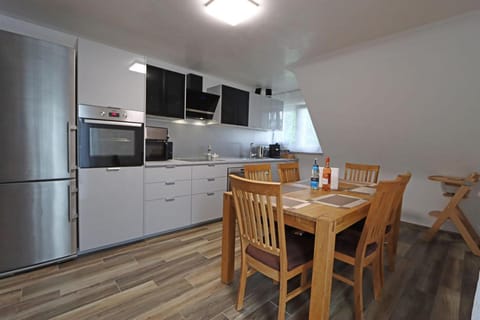 Kitchen or kitchenette, Dining area, Communal kitchen, dishwasher, minibar, oven, stove, toaster