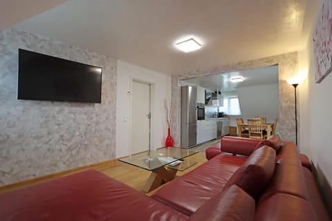 TV and multimedia, Living room, Seating area, Dining area
