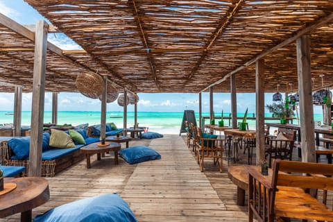 Restaurant/places to eat, Lounge or bar, Beach, Sea view
