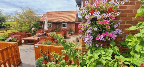 Property building, Facade/entrance, Garden, Balcony/Terrace