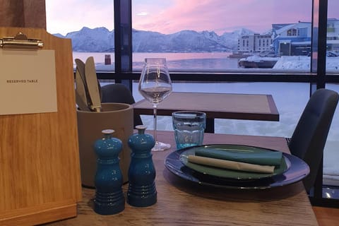 Restaurant/places to eat, View (from property/room), Mountain view, Breakfast, Dinner