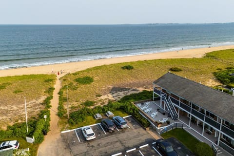 Property building, Communal lounge/ TV room, Day, Natural landscape, Bird's eye view, Beach, Sea view, Location, Parking