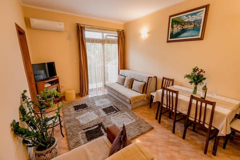 TV and multimedia, Living room, Seating area, Dining area, air conditioner