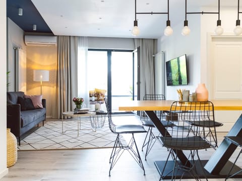 TV and multimedia, Living room, Seating area, Dining area