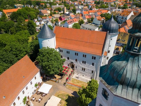 Bird's eye view, Area and facilities