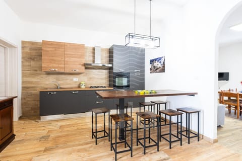 Kitchen or kitchenette, Dining area, oven, stove